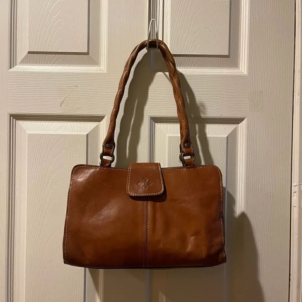 Vintage Patricia Nash leather tan medium shoulder bag brass hardwares.